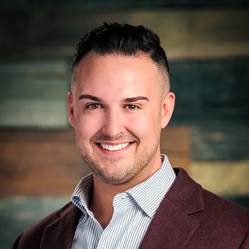 Headshot of Taylor Ward